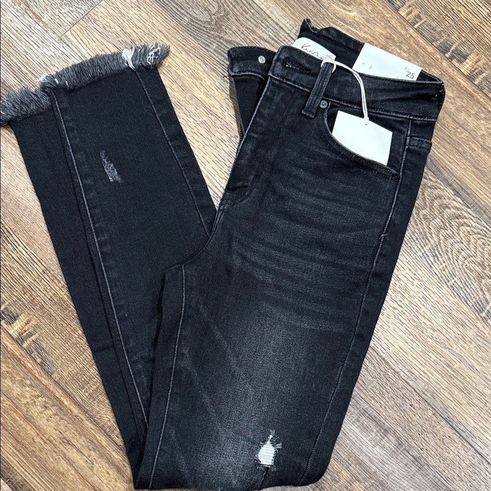 Black Distressed Ankle
NEVER WORN